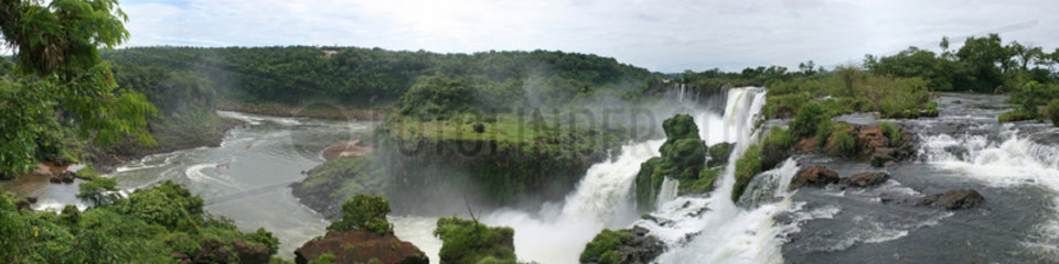 Puerto Iguazu  Brasilien  Panoramablick ueber die Iguazu-Wasserfaelle