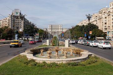 Bukarest  Rumaenien  der Platz der Einheit mit Springbrunnen und Blick in Richtung Parlamentsgebaeude