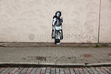 Tallinn  Estland  eine Strassenmauer mit einem Graffiti einer Frau