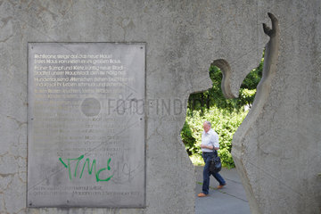 Berlin  Deutschland  Detail des Denkmals -Richtkrone- von Alfred Bernau