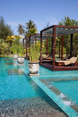 Khao Lak  Thailand  Sonnenbaden am Pool einer Hotelanlage