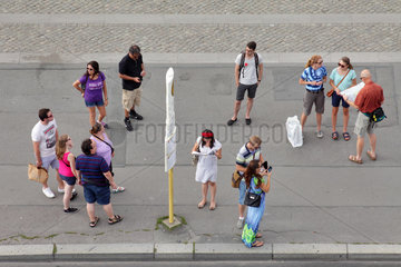 Berlin  Deutschland  Menschen warten an einer Bushaltestelle