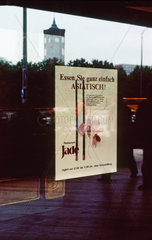 Berlin  DDR  Plakat in einem Fenster des Restaurant Jade am Alexanderplatz