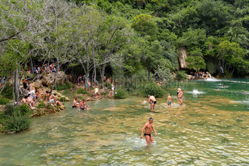 Lozovac  Kroatien  Besucher baden an den Wasserfaellen im Nationalpark Krka