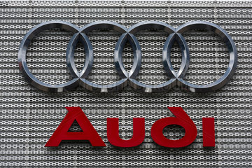 Berlin  Deutschland  das Audi-Logo am Audi Zentrum Berlin  Standort Lichtenberg