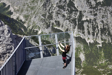 Garmisch-Partenkirchen  Deutschland  Besucherin auf dem AlpspiX macht Selfie