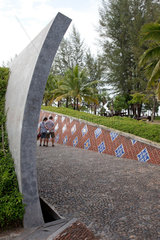 Kao Lak  Thailand  Tsunami Denkmal in Form einer riesen Welle