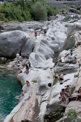 Lavertezzo  Schweiz  Touristen baden in der Verzasca