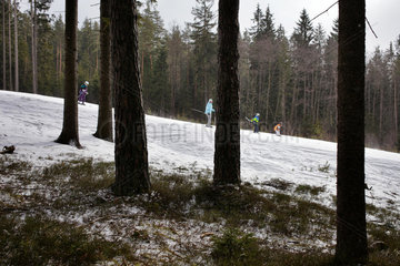 Lippen  Tschechien  Skifahrer im Skizentrum Lipno im Boehmerwald