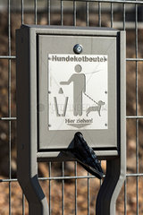 Berlin  Deutschland  Spender fuer Hundekotbeutel
