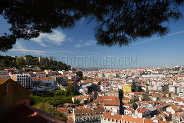 Lissabon  Portugal  Blick vom Aussichtspunkt Miradouro da Graca ueber das Stadtviertel Mouraria