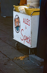 Berlin  DDR  Tonne fuer Essensreste  die sogenannte Specki-Tonne