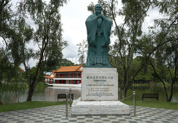 Singapur  Republik Singapur  eine Statue von Konfuzius im Chinesischen Garten