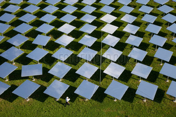 Juelich  Deutschland  ein Forscher arbeitet im Spiegelfeld des Solarturmkraftwerks Juelich