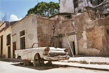 Havanna  Kuba  ausgeschlachtetes Autowrack eines Oldtimers am Strassenrand