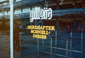 Berlin  DDR  Schaufenster des Grilletta Schnell-Imbiss am Alexanderplatz