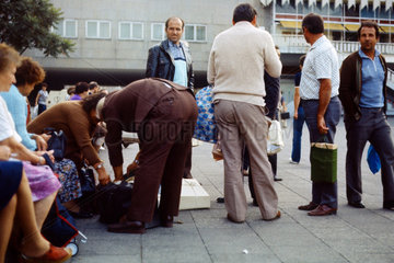 Berlin  DDR  Menschen auf dem Alexanderplatz packen ihre Einkaeufe ein