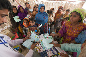 Jaffarabad  Pakistan  patienten in einer mobilen Gesundheitsstation