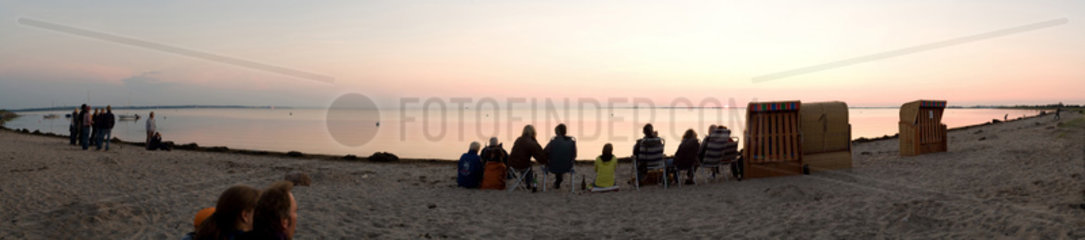 Strukkamphuk  Deutschland  Urlauber geniessen den Sonnenuntergang am Strand