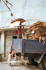 Havanna  Kuba  Pappen werden zur Wiederverwertung auf einen Lkw geladen