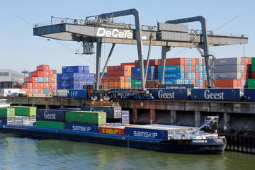 Duisburg  Deutschland  Containerterminal im Duisburger Hafen