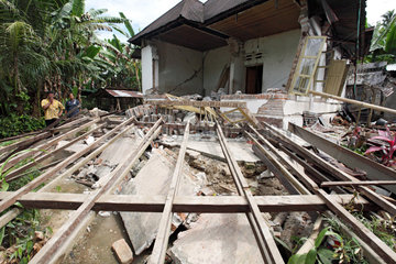 Pariaman  Indonesien  zerstoerte Haeuser im Erdbebengebiet