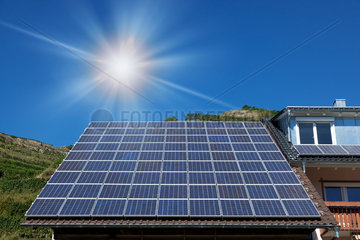 Oberbergen  Deutschland  Solarzellen auf dem Dach eines Wohnhauses