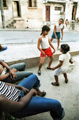 Santiago de Cuba  Kuba  Maedchen tanzen auf der Strasse