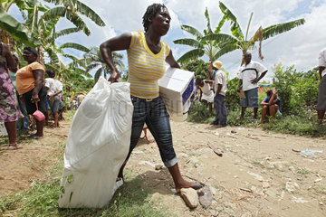 Leogane  Haiti  Hilfsgueter-Verteilung fuer Erdbebenopfer