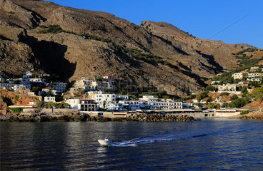 Chora Sfakion  Griechenland  Blick vom Meer auf den Kuestenort Chora Sfakion auf Kreta