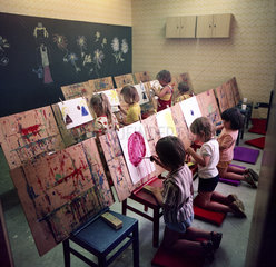 Limbach-Oberfrohna  DDR  Kinder bei der Malstunde in einer Kindertagesstaette