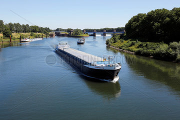 Duisburg  Deutschland  ein Binnenschiff faehrt auf der Ruhr im Duisburger Hafen