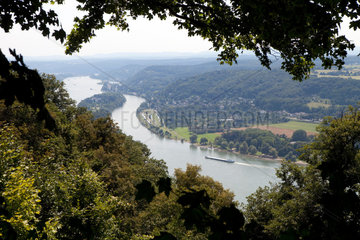 Koenigswinter  Deutschland  Blick vom Drachenfels auf den Rhein