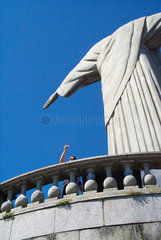 Brasilien  Tourist an der Christus-Statue