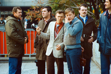 Berlin  DDR  Touristen auf dem Alexanderplatz
