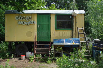 Berlin  Deutschland  Bauwagen als Wohnwagen genutzt