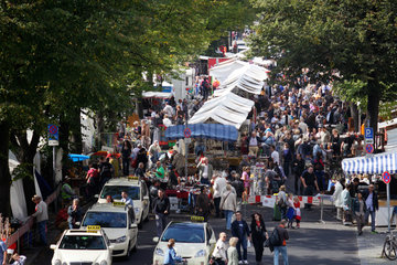 Berlin  Deutschland  Besucher auf dem Flohmarkt an der Strasse des 17. Juni