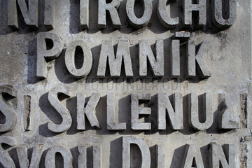 Budweis  Tschechische Republik  Inschrift am Mahnmal fuer die Opfer des Faschismus