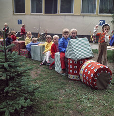 Muehlhausen  DDR  Kinder beim Spielen in einer Kindertagesstaette