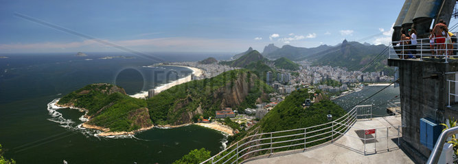 Rio de Janeiro  Brasilien  Panoramablick von der Bergstation der Seilbahn auf den Zuckerhut