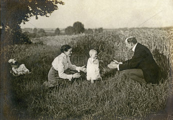 Familienausflug  Kleinkind lernt Laufen  1909