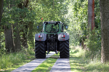 Neustadt (Dosse)  Deutschland  Traktor faehrt einen planierten Waldweg entlang