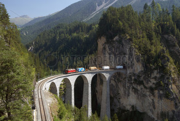 Filisur  Schweiz  ein Gueterzug der Rhaetischen Bahn auf dem Landwasserviadukt