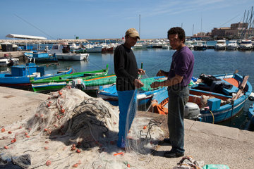 Syrakus  Italien  Fischer bei der Arbeit im Hafen