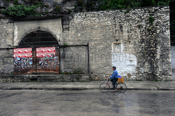 Berat  Albanien  ein Radfahrer in den Strassen von Berat