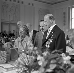 Berlin  DDR  Walter Ulbricht  Staatsratsvorsitzender der DDR  mit Ehefrau Lotte