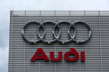 Berlin  Deutschland  das Audi-Logo am Audi Zentrum Berlin  Standort Lichtenberg