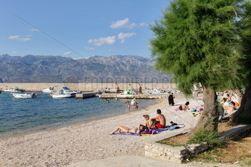 Rezanci  Kroatien  Badegaeste am Strand von Rezanci