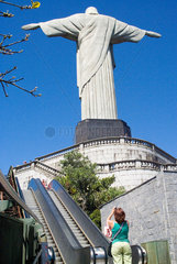 Brasilien  Touristin vor der Christus-Statue
