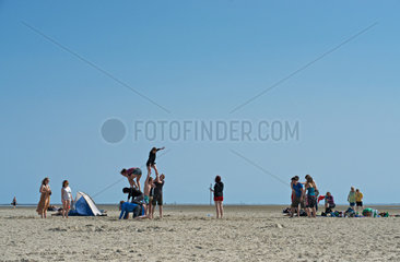 Sankt Peter-Ording  Deutschland  Jugendliche am Strand von Boehl